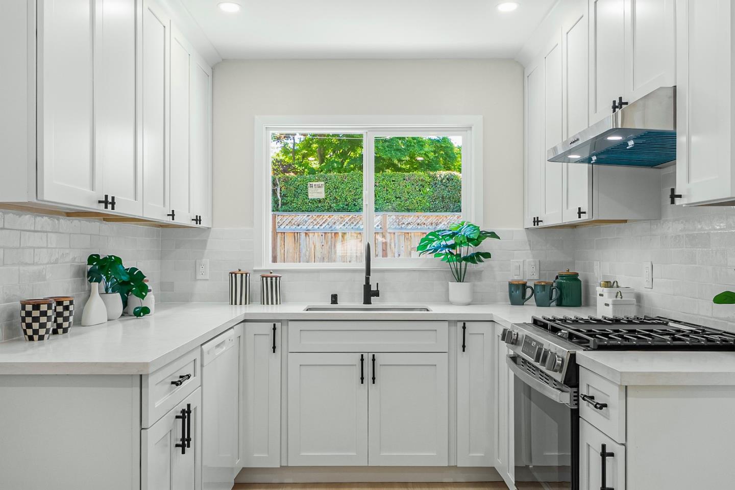 Detail Gallery Image 12 of 38 For 1260 Heatherstone Way, Sunnyvale,  CA 94087 - 3 Beds | 2 Baths