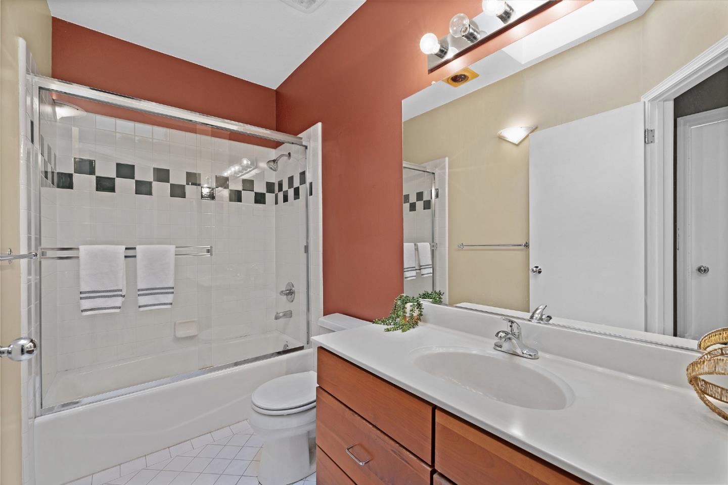 Detail Gallery Image 23 of 32 For 3246 21st St #1,  San Francisco,  CA 94110 - 3 Beds | 2 Baths