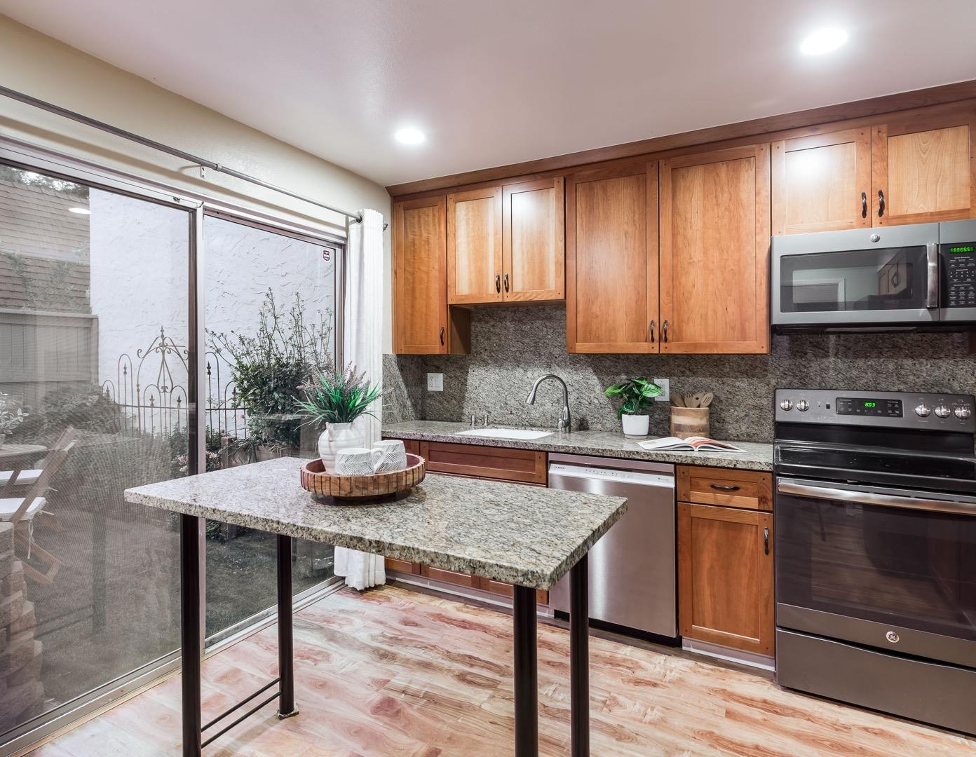 Detail Gallery Image 6 of 36 For 19414 Vineyard Ln, Saratoga,  CA 95070 - 3 Beds | 2/1 Baths