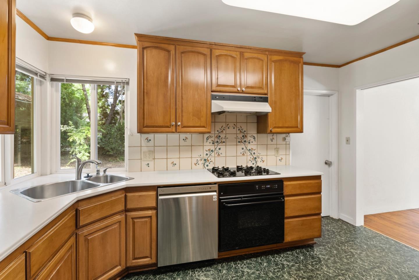 Detail Gallery Image 20 of 74 For 24401 Summerhill Ave, Los Altos,  CA 94024 - 4 Beds | 2 Baths