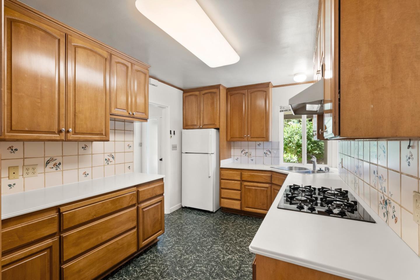 Detail Gallery Image 21 of 74 For 24401 Summerhill Ave, Los Altos,  CA 94024 - 4 Beds | 2 Baths