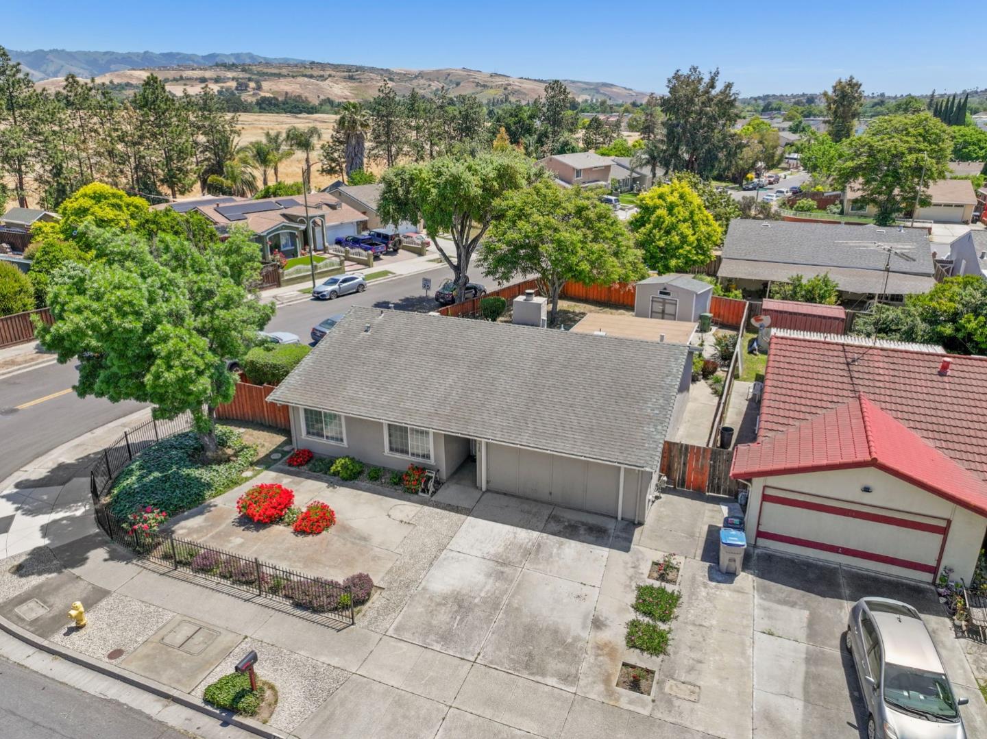 Detail Gallery Image 3 of 24 For 720 Singleton Rd, San Jose,  CA 95111 - 3 Beds | 2 Baths