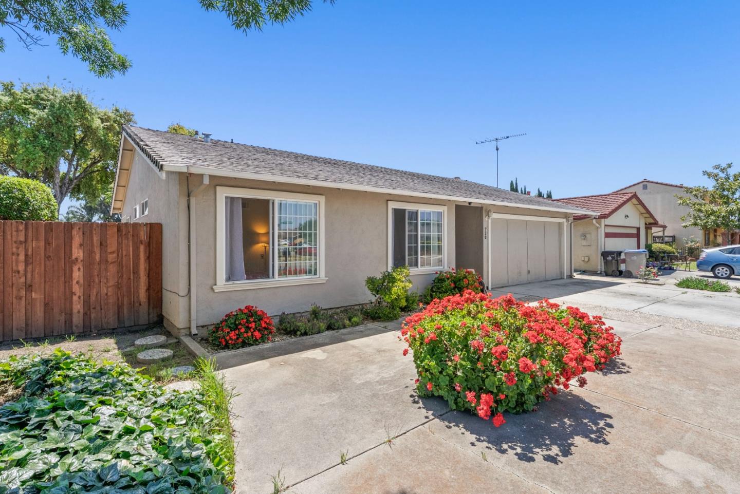 Detail Gallery Image 4 of 24 For 720 Singleton Rd, San Jose,  CA 95111 - 3 Beds | 2 Baths