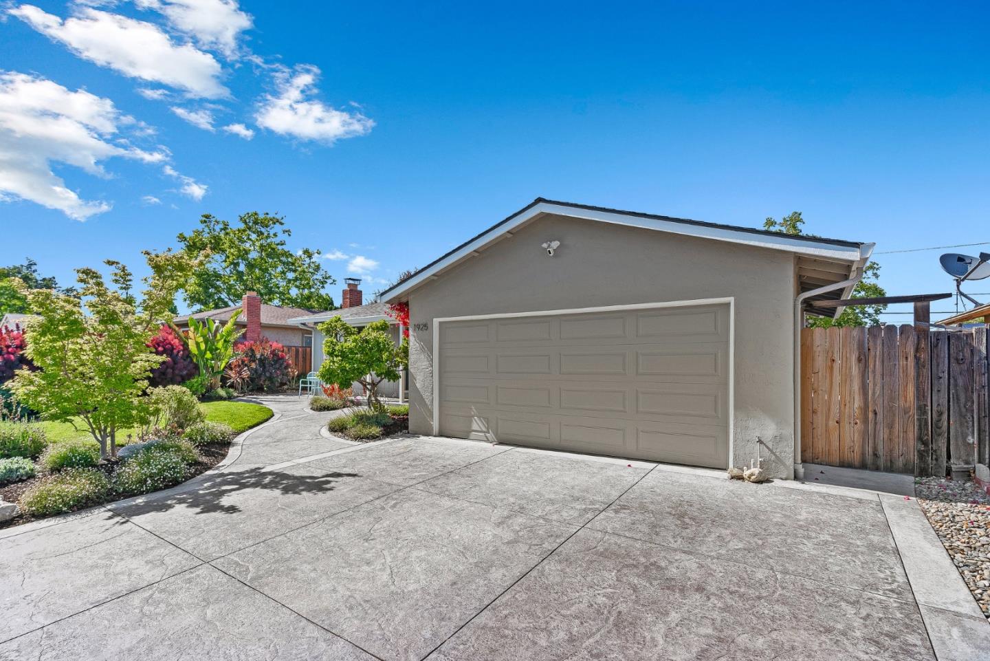 Detail Gallery Image 2 of 40 For 1925 Adelaide Way, San Jose,  CA 95124 - 3 Beds | 2 Baths