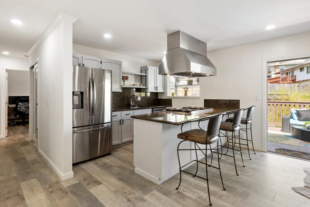 Detail Gallery Image 14 of 63 For 6 Big Sur Way, Pacifica,  CA 94044 - 4 Beds | 4 Baths
