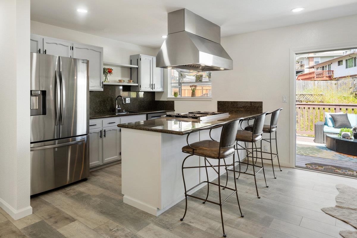 Detail Gallery Image 15 of 63 For 6 Big Sur Way, Pacifica,  CA 94044 - 4 Beds | 4 Baths