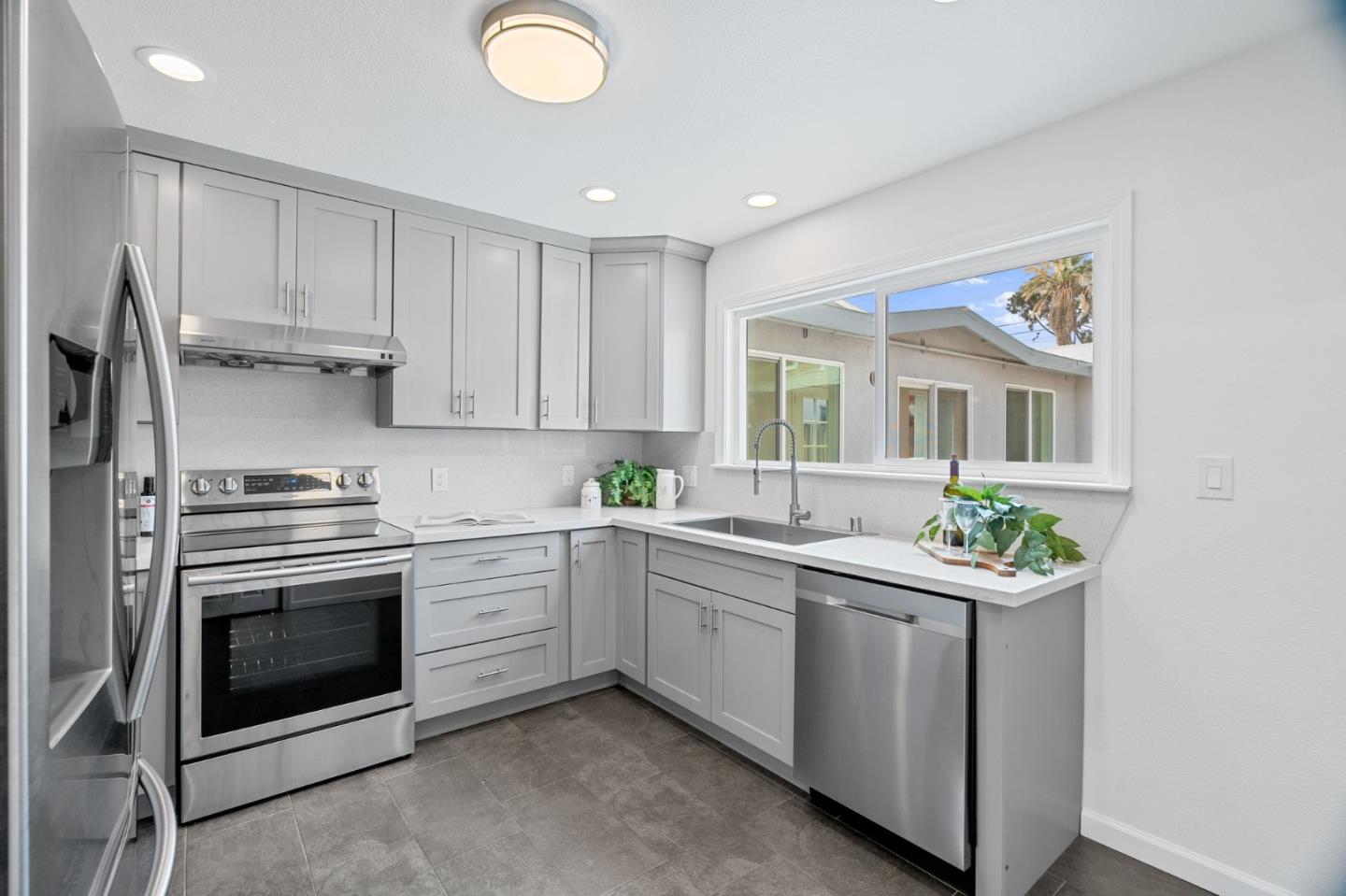 Detail Gallery Image 5 of 40 For 2404 Gabriel Ave, Mountain View,  CA 94040 - 6 Beds | 4 Baths