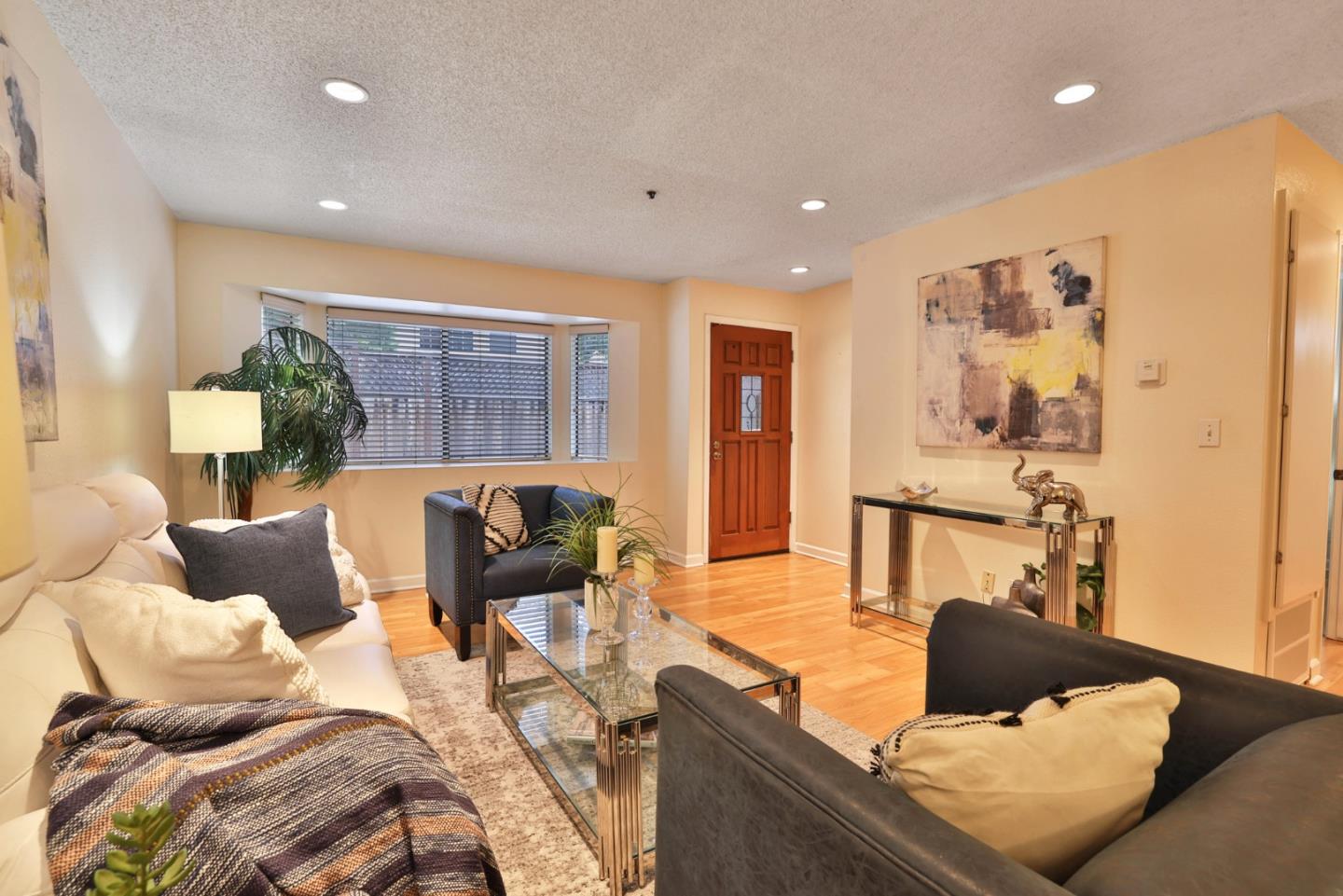 Detail Gallery Image 2 of 13 For 695 S Knickerbocker Dr #4,  Sunnyvale,  CA 94087 - 2 Beds | 2 Baths
