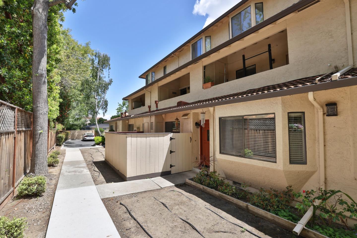 Detail Gallery Image 3 of 13 For 695 S Knickerbocker Dr #4,  Sunnyvale,  CA 94087 - 2 Beds | 2 Baths