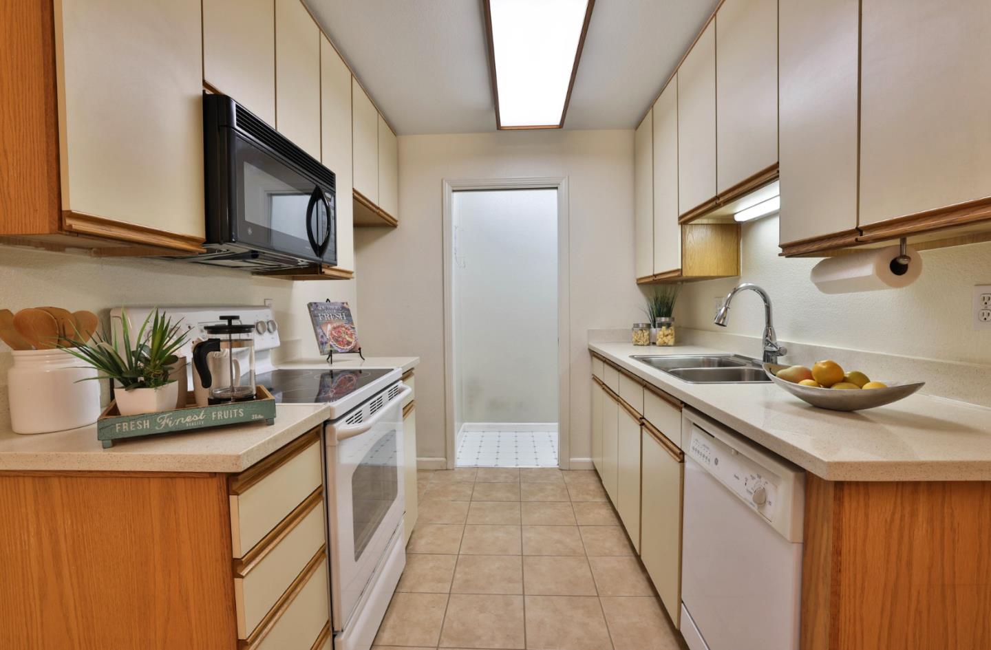 Detail Gallery Image 4 of 13 For 695 S Knickerbocker Dr #4,  Sunnyvale,  CA 94087 - 2 Beds | 2 Baths