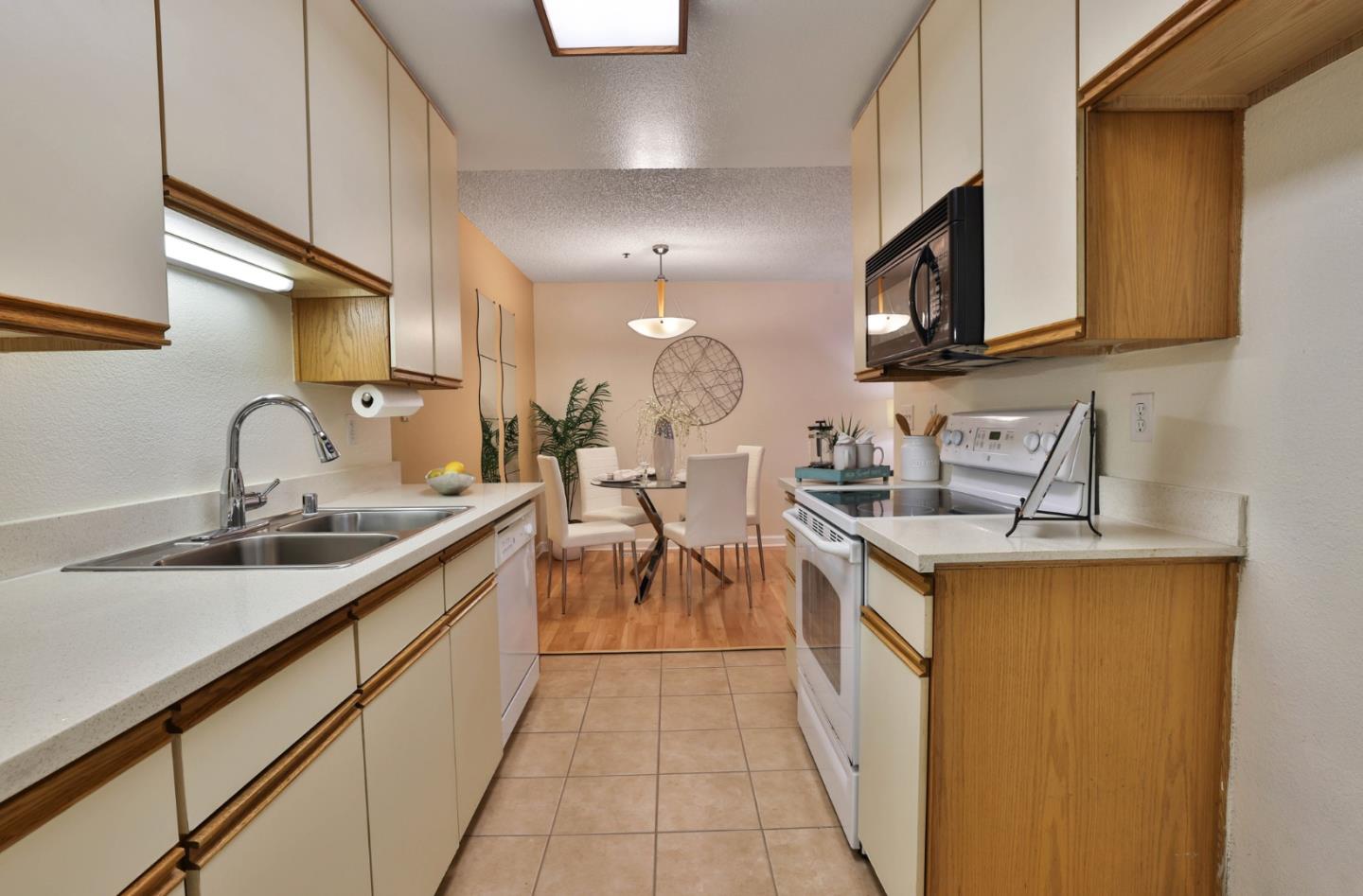 Detail Gallery Image 5 of 13 For 695 S Knickerbocker Dr #4,  Sunnyvale,  CA 94087 - 2 Beds | 2 Baths