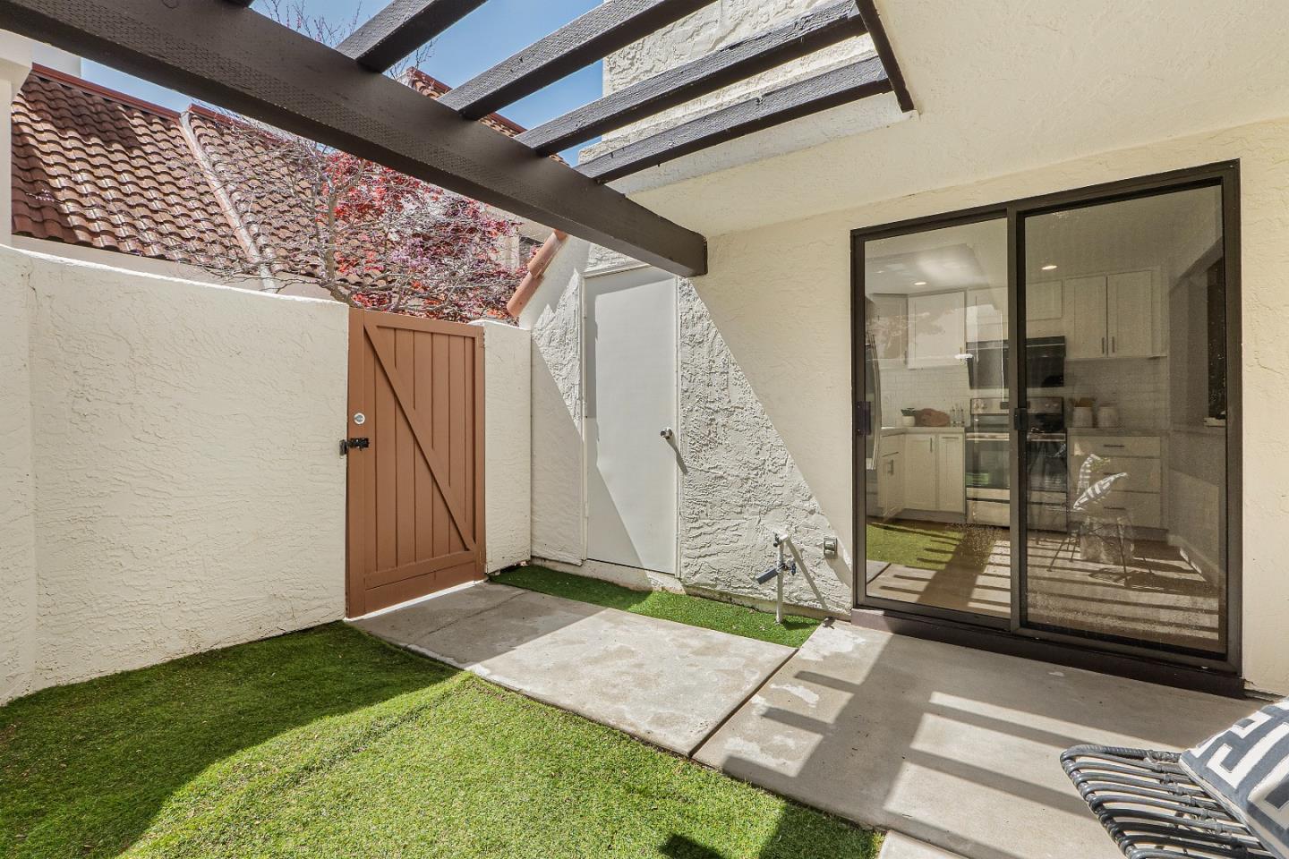 Detail Gallery Image 25 of 38 For 1017 Chula Vista Ter, Sunnyvale,  CA 94086 - 2 Beds | 2/1 Baths
