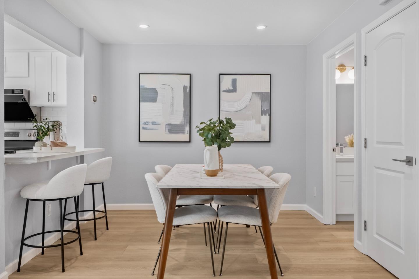 Detail Gallery Image 4 of 38 For 1017 Chula Vista Ter, Sunnyvale,  CA 94086 - 2 Beds | 2/1 Baths