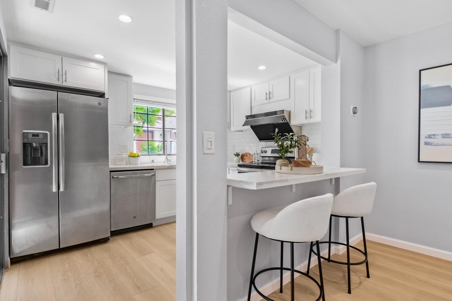 Detail Gallery Image 6 of 38 For 1017 Chula Vista Ter, Sunnyvale,  CA 94086 - 2 Beds | 2/1 Baths