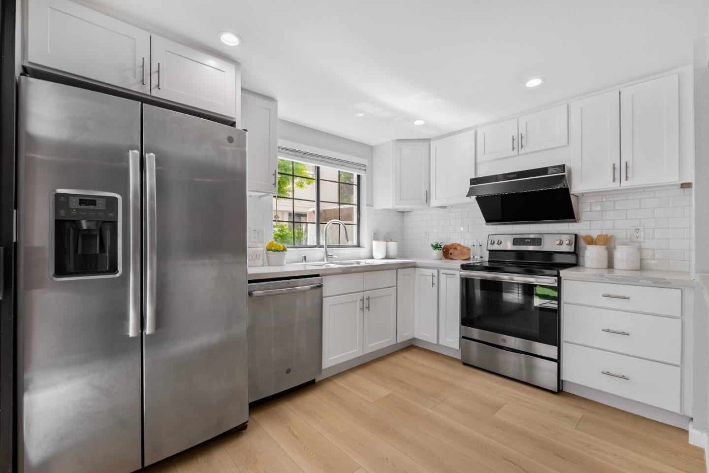 Detail Gallery Image 7 of 38 For 1017 Chula Vista Ter, Sunnyvale,  CA 94086 - 2 Beds | 2/1 Baths