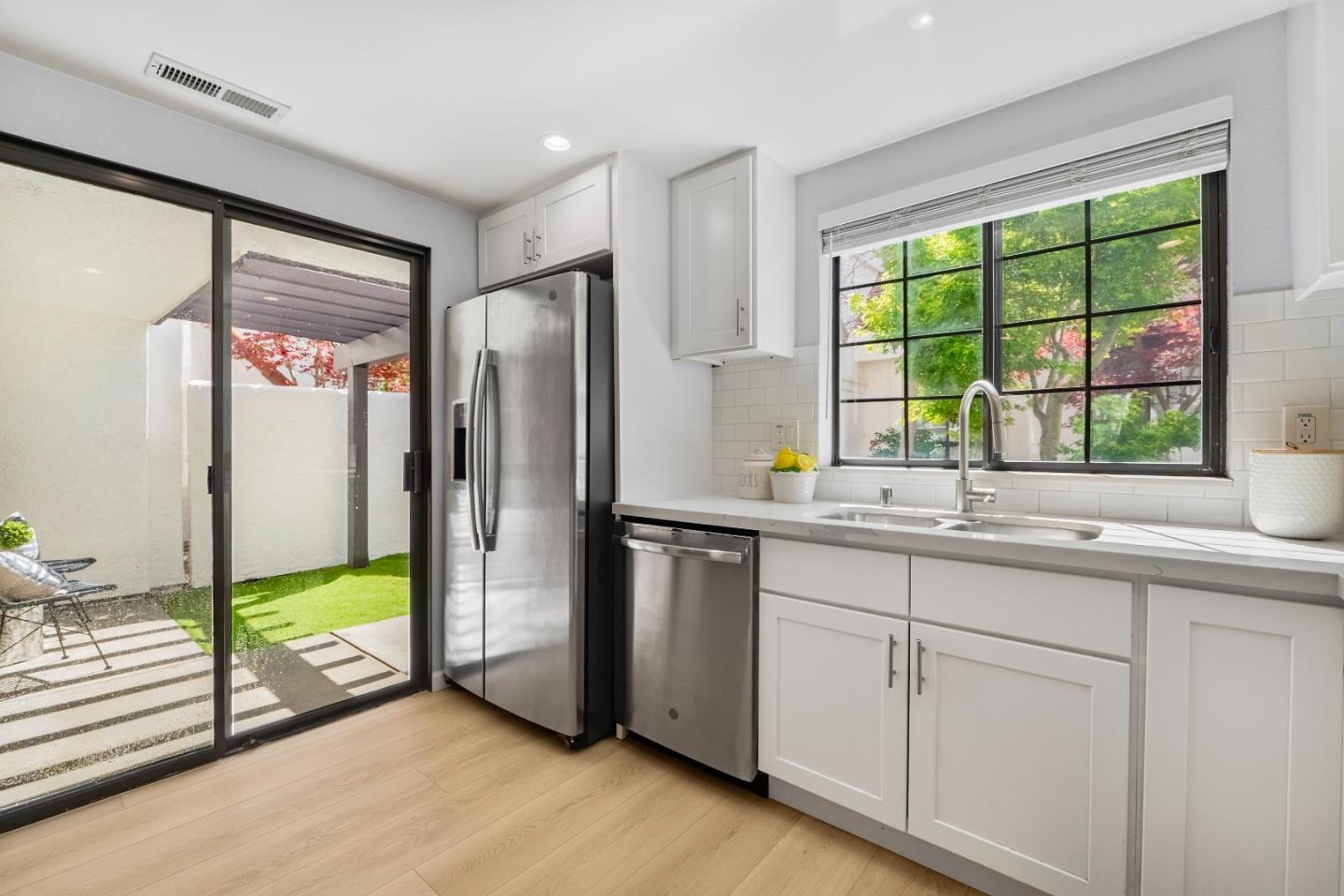 Detail Gallery Image 9 of 38 For 1017 Chula Vista Ter, Sunnyvale,  CA 94086 - 2 Beds | 2/1 Baths