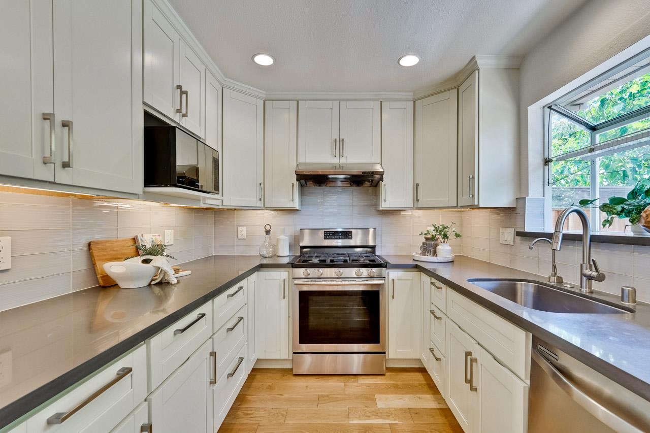 Detail Gallery Image 11 of 51 For 411 Lotus Ln, Mountain View,  CA 94043 - 4 Beds | 3 Baths