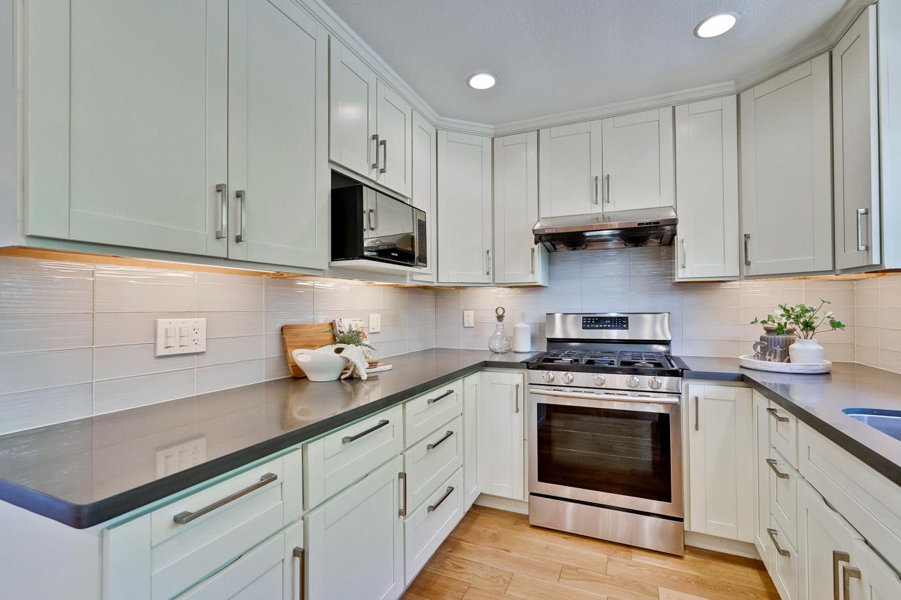 Detail Gallery Image 13 of 51 For 411 Lotus Ln, Mountain View,  CA 94043 - 4 Beds | 3 Baths