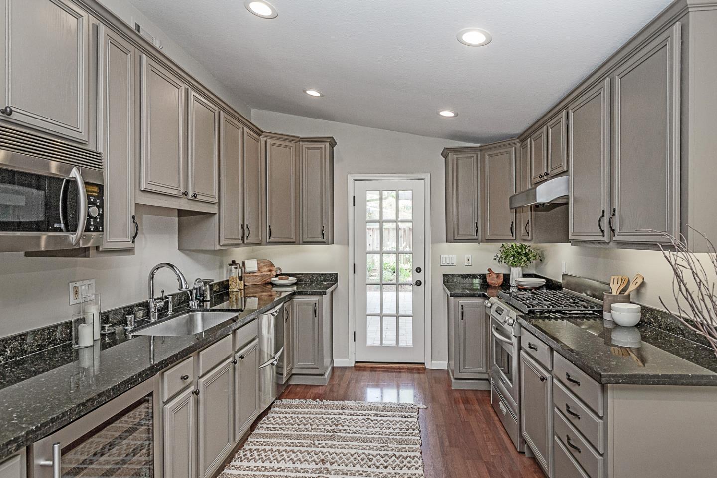 Detail Gallery Image 8 of 28 For 1893 San Luis Ave, Mountain View,  CA 94043 - 3 Beds | 2 Baths