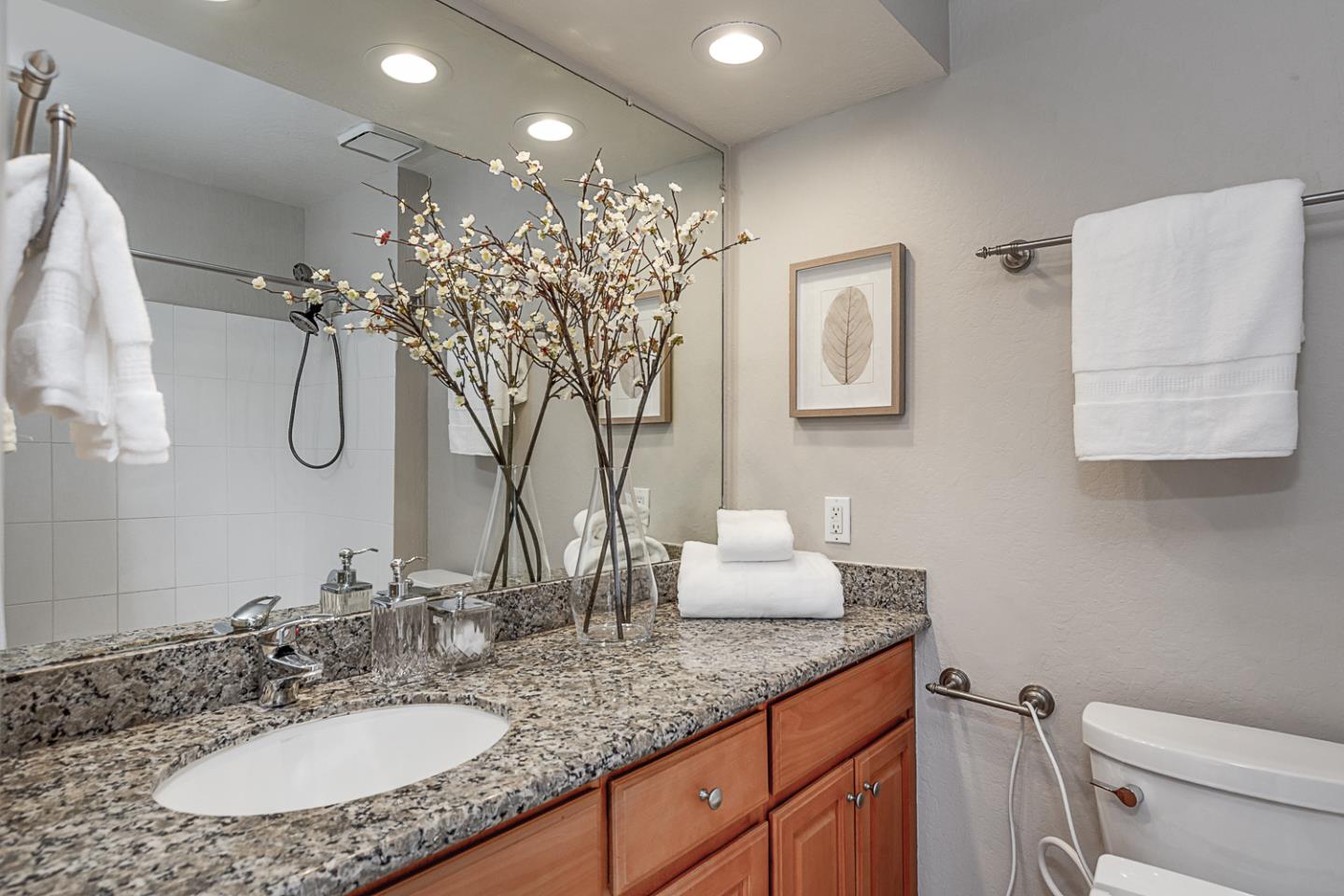 Detail Gallery Image 10 of 22 For 700 Chiquita Ave #1,  Mountain View,  CA 94041 - 2 Beds | 2/1 Baths