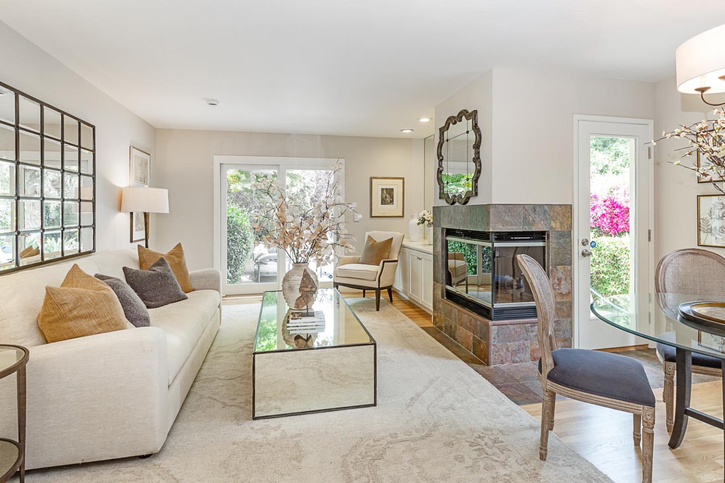 Detail Gallery Image 2 of 22 For 700 Chiquita Ave #1,  Mountain View,  CA 94041 - 2 Beds | 2/1 Baths