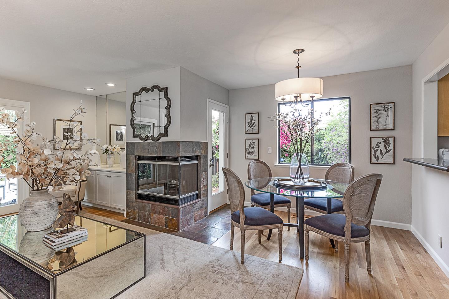 Detail Gallery Image 4 of 22 For 700 Chiquita Ave #1,  Mountain View,  CA 94041 - 2 Beds | 2/1 Baths