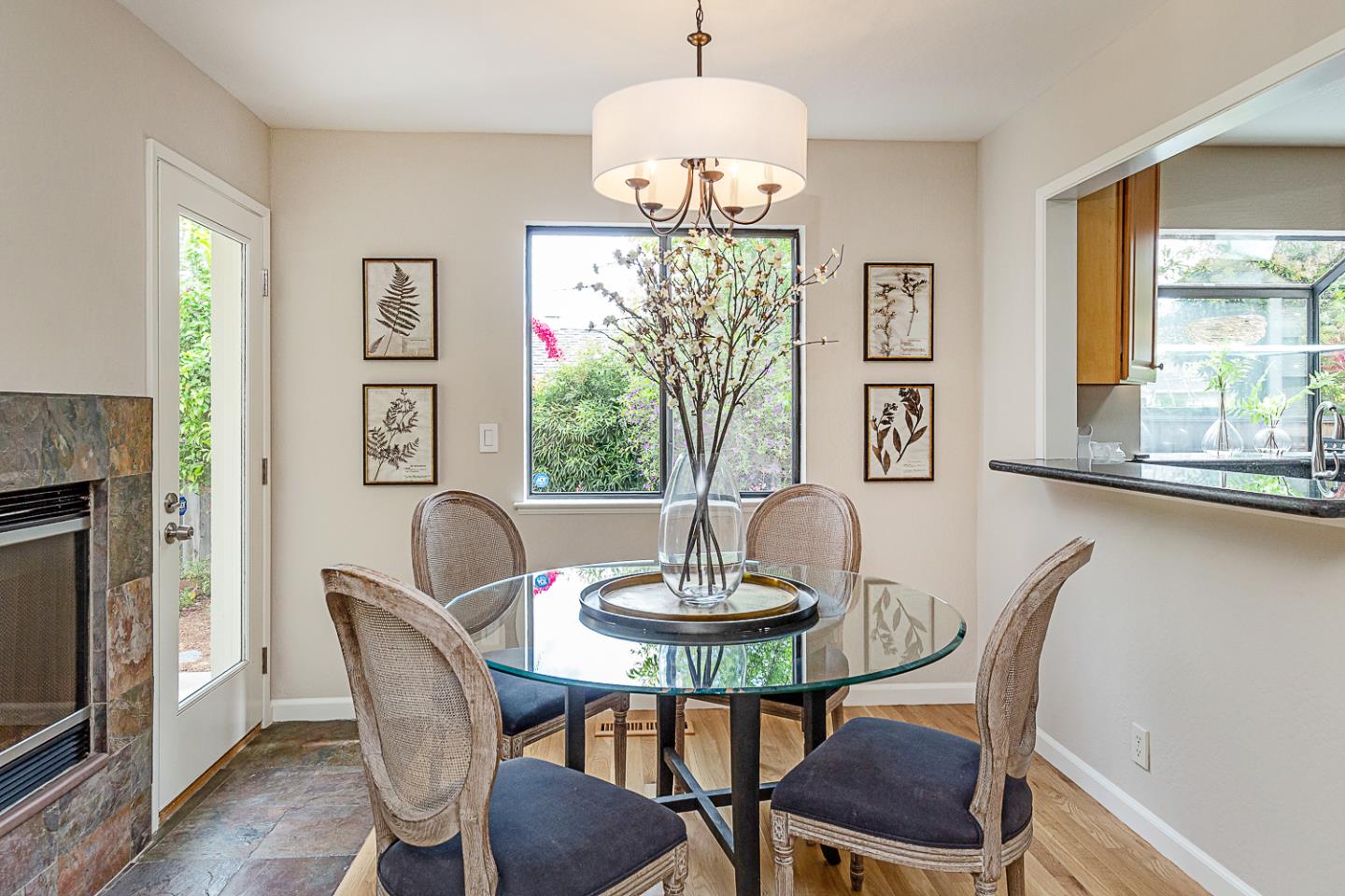Detail Gallery Image 5 of 22 For 700 Chiquita Ave #1,  Mountain View,  CA 94041 - 2 Beds | 2/1 Baths