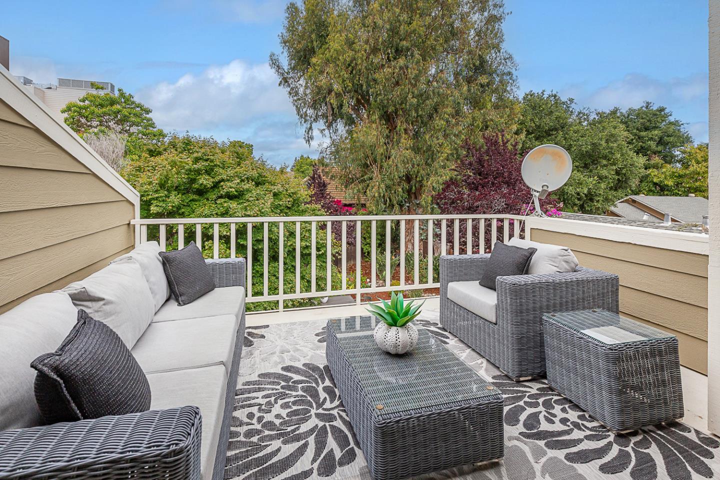 Detail Gallery Image 9 of 22 For 700 Chiquita Ave #1,  Mountain View,  CA 94041 - 2 Beds | 2/1 Baths