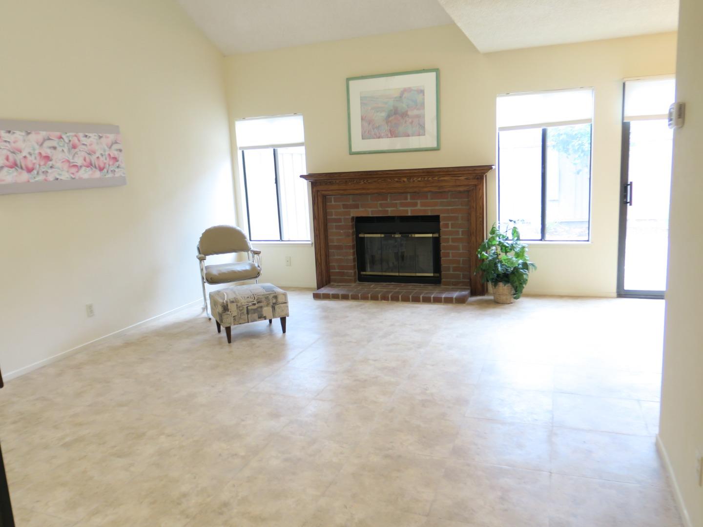 Detail Gallery Image 3 of 20 For 291 Klamath Rd, Milpitas,  CA 95035 - 2 Beds | 2/1 Baths