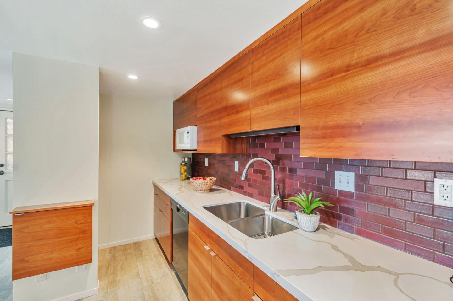 Detail Gallery Image 11 of 32 For 365 Kings Rd, Brisbane,  CA 94005 - 3 Beds | 2 Baths