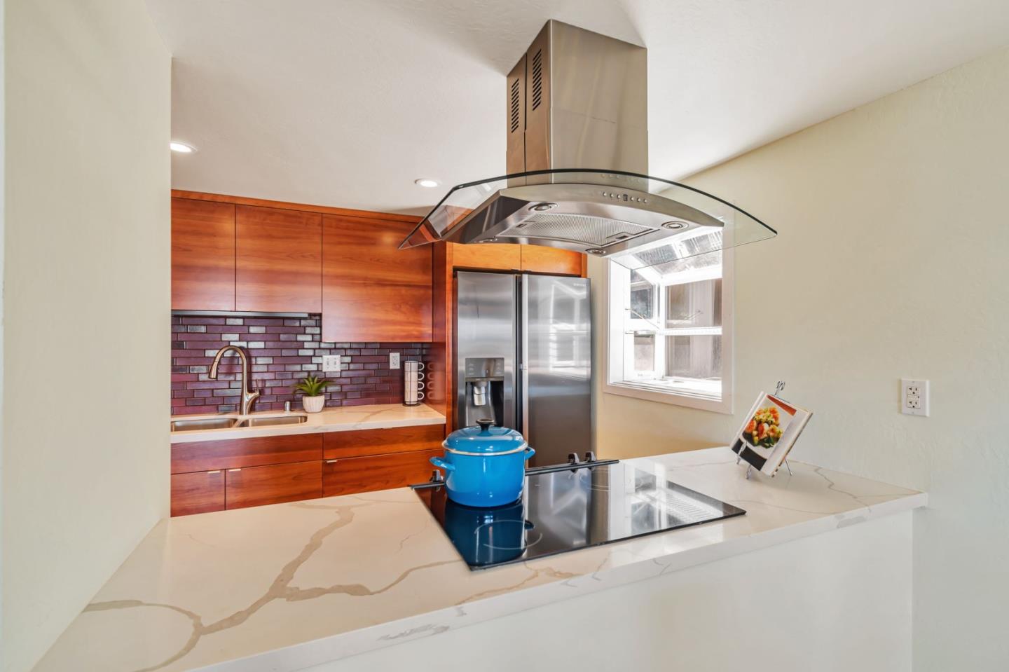 Detail Gallery Image 12 of 32 For 365 Kings Rd, Brisbane,  CA 94005 - 3 Beds | 2 Baths