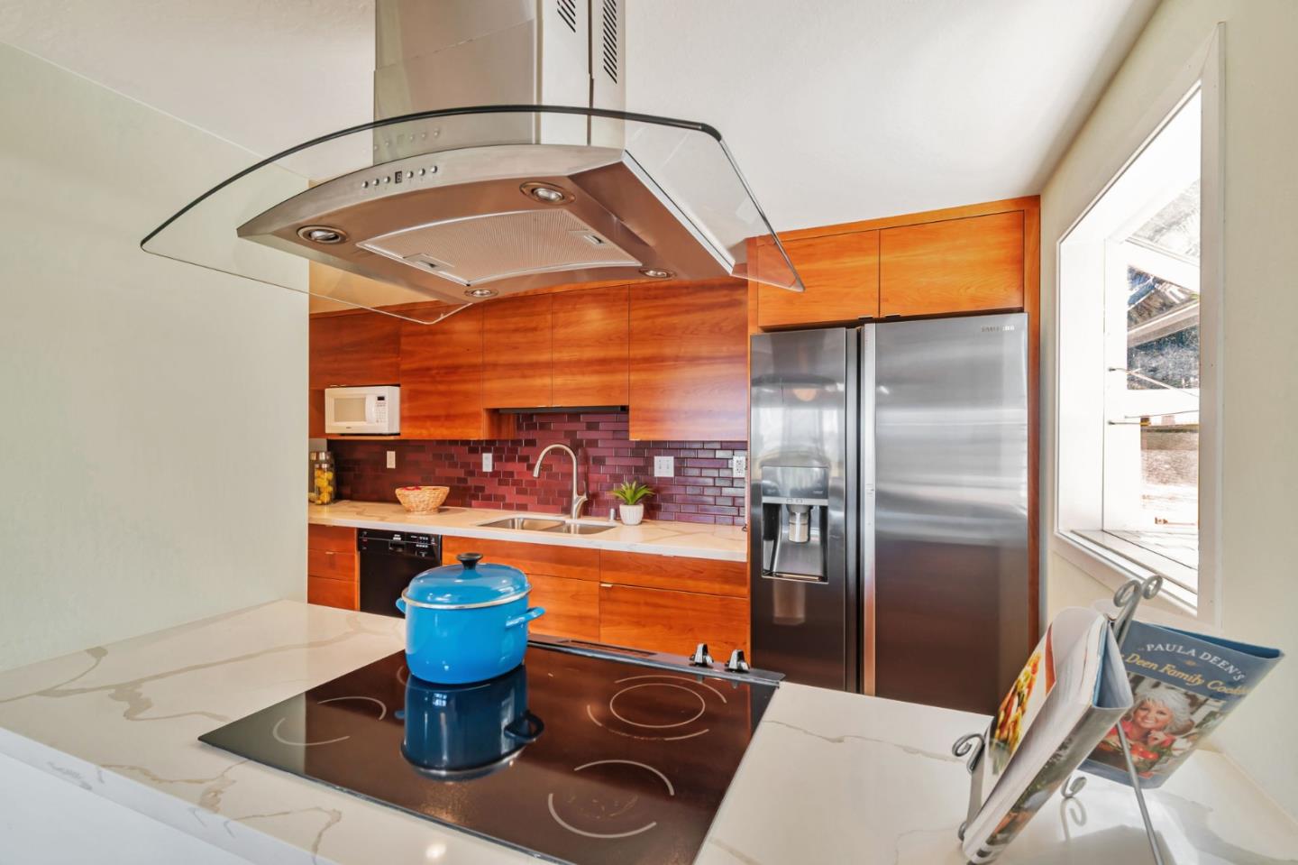 Detail Gallery Image 9 of 32 For 365 Kings Rd, Brisbane,  CA 94005 - 3 Beds | 2 Baths