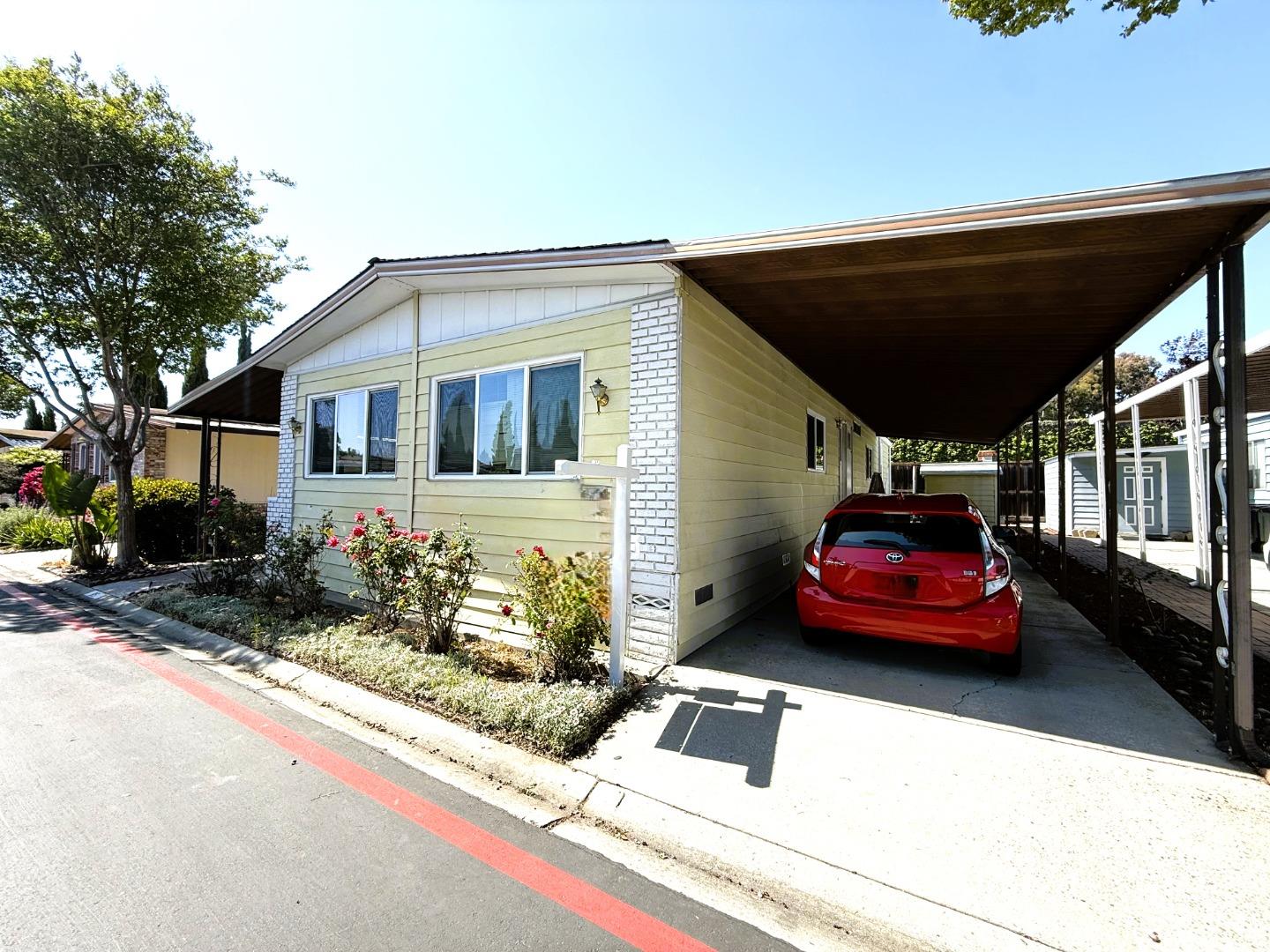 Detail Gallery Image 2 of 38 For 690 Persian Dr #95,  Sunnyvale,  CA 94089 - 4 Beds | 2 Baths