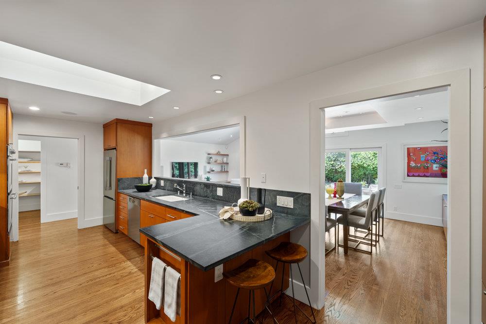 Detail Gallery Image 13 of 36 For 1634 Hollingsworth Dr, Mountain View,  CA 94040 - 4 Beds | 2/1 Baths
