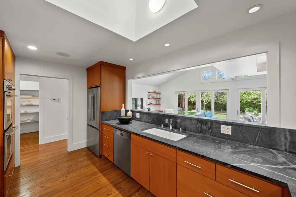 Detail Gallery Image 15 of 36 For 1634 Hollingsworth Dr, Mountain View,  CA 94040 - 4 Beds | 2/1 Baths