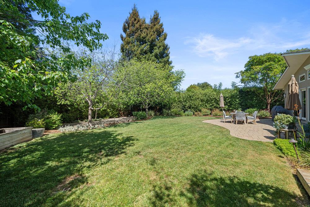 Detail Gallery Image 33 of 36 For 1634 Hollingsworth Dr, Mountain View,  CA 94040 - 4 Beds | 2/1 Baths
