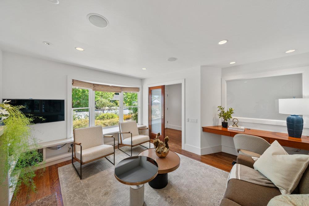Detail Gallery Image 5 of 36 For 1634 Hollingsworth Dr, Mountain View,  CA 94040 - 4 Beds | 2/1 Baths