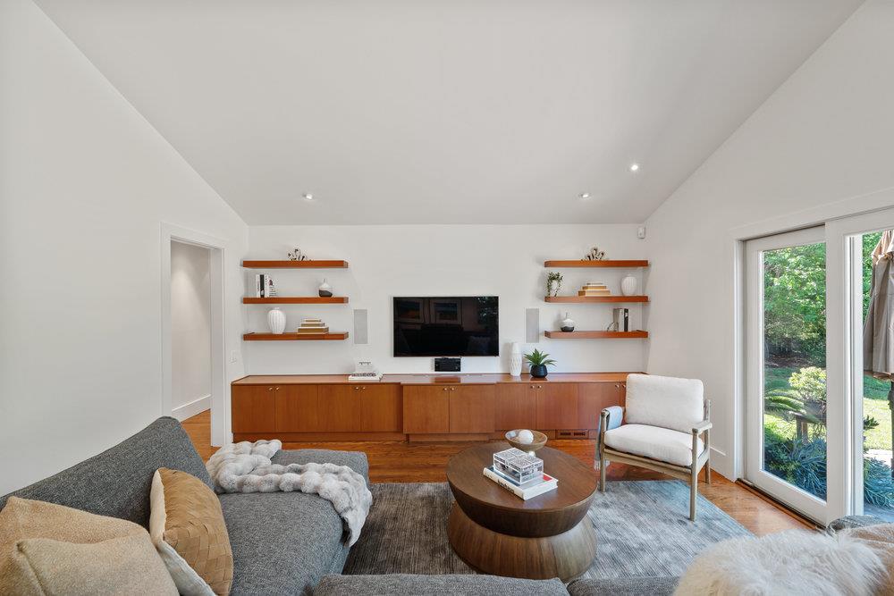 Detail Gallery Image 8 of 36 For 1634 Hollingsworth Dr, Mountain View,  CA 94040 - 4 Beds | 2/1 Baths