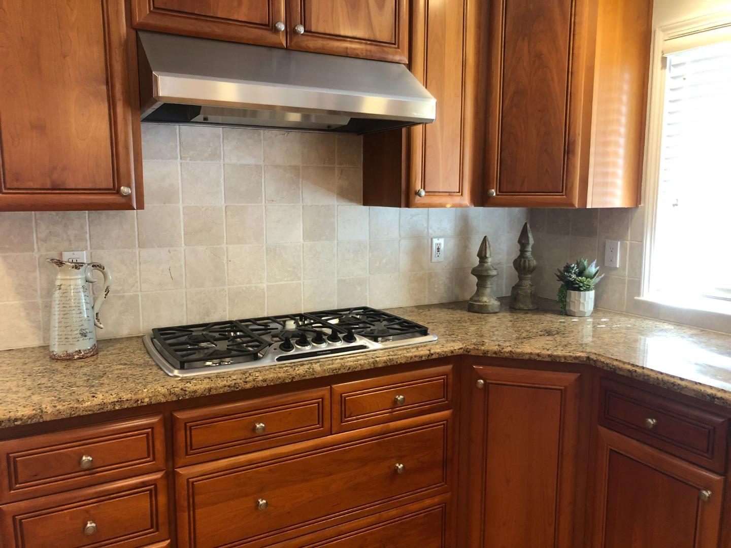 Detail Gallery Image 7 of 31 For 2272 Glenkirk Dr, San Jose,  CA 95124 - 4 Beds | 2/1 Baths
