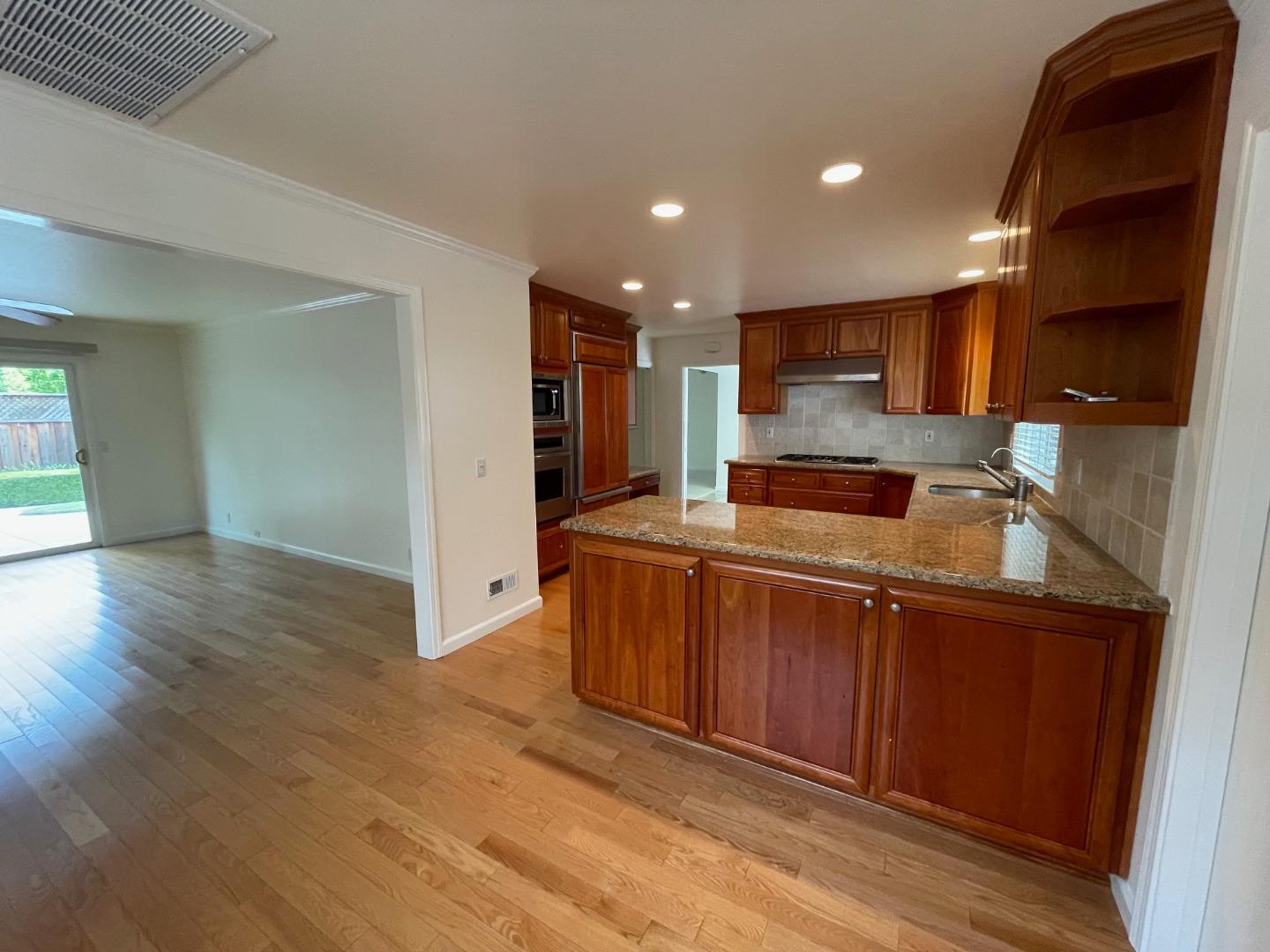 Detail Gallery Image 8 of 31 For 2272 Glenkirk Dr, San Jose,  CA 95124 - 4 Beds | 2/1 Baths