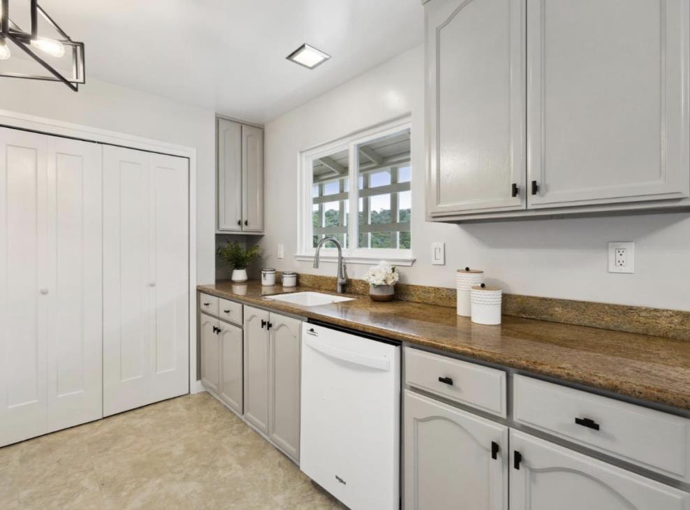 Detail Gallery Image 12 of 22 For 1008 Porto Marino Dr, San Carlos,  CA 94070 - 4 Beds | 3/1 Baths