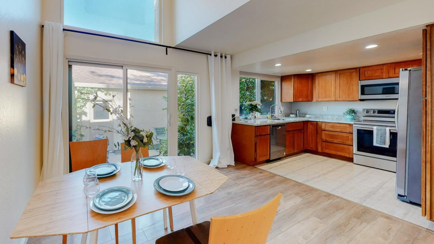 Detail Gallery Image 4 of 36 For 2 Morning Sun Ct, Mountain View,  CA 94043 - 2 Beds | 1/1 Baths