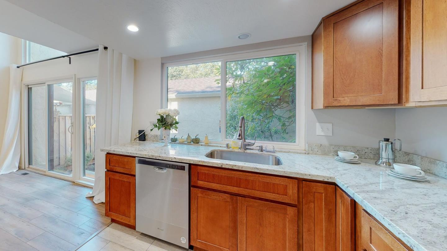 Detail Gallery Image 7 of 36 For 2 Morning Sun Ct, Mountain View,  CA 94043 - 2 Beds | 1/1 Baths