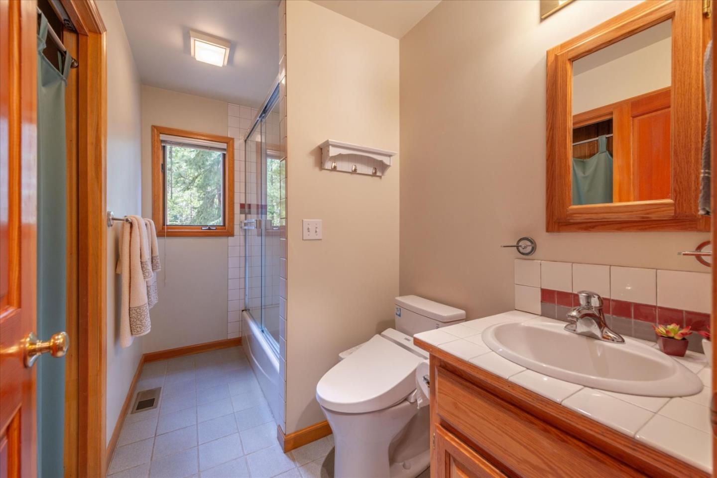 Detail Gallery Image 11 of 29 For 16900 Northwoods Blvd, Truckee,  CA 96161 - 4 Beds | 3 Baths