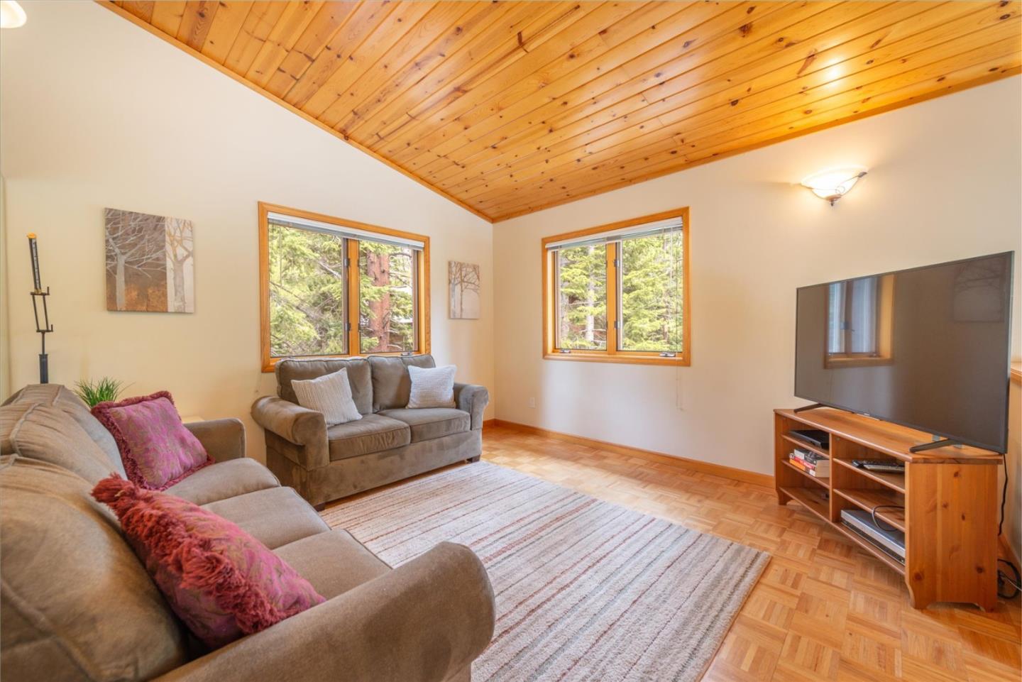 Detail Gallery Image 13 of 29 For 16900 Northwoods Blvd, Truckee,  CA 96161 - 4 Beds | 3 Baths