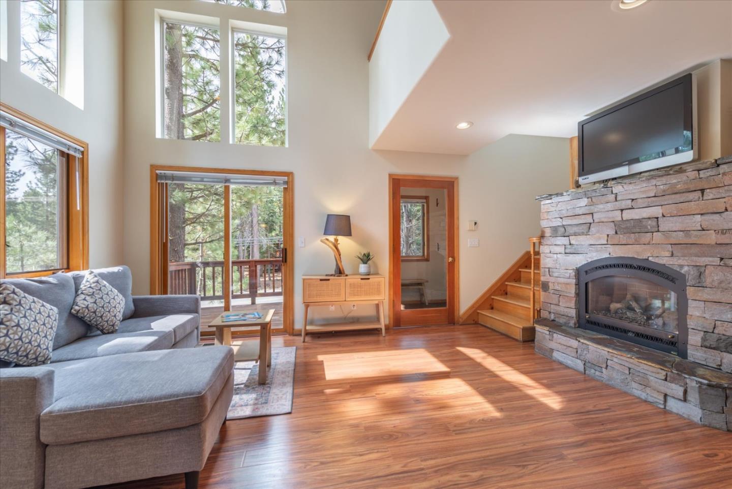 Detail Gallery Image 4 of 29 For 16900 Northwoods Blvd, Truckee,  CA 96161 - 4 Beds | 3 Baths