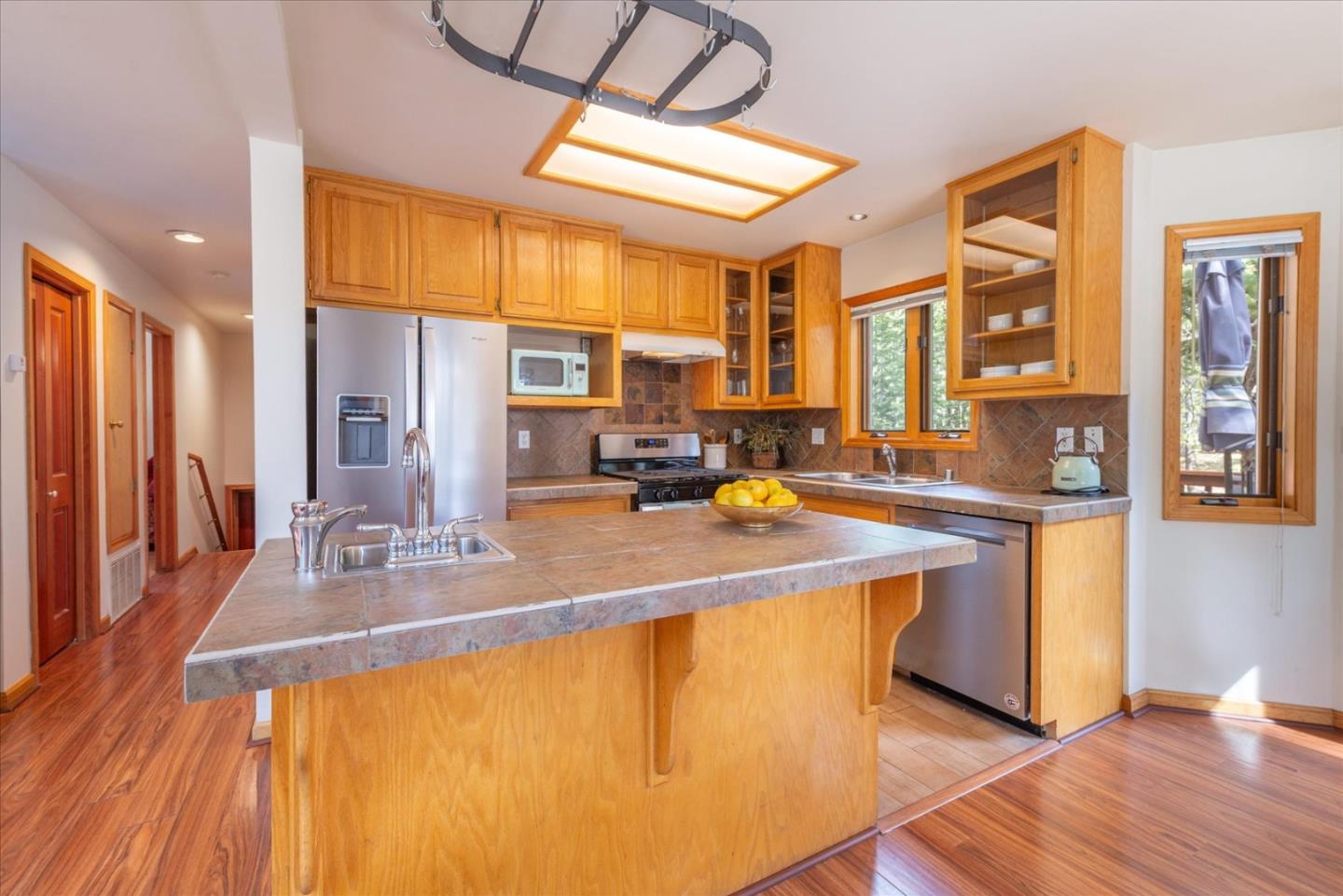 Detail Gallery Image 7 of 29 For 16900 Northwoods Blvd, Truckee,  CA 96161 - 4 Beds | 3 Baths