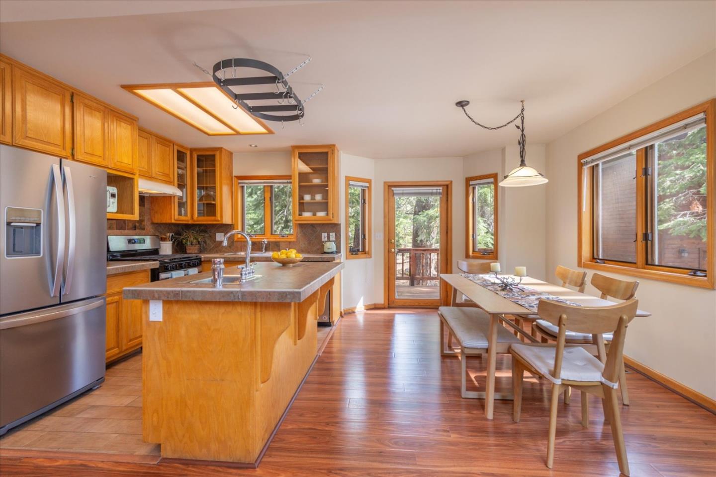 Detail Gallery Image 8 of 29 For 16900 Northwoods Blvd, Truckee,  CA 96161 - 4 Beds | 3 Baths