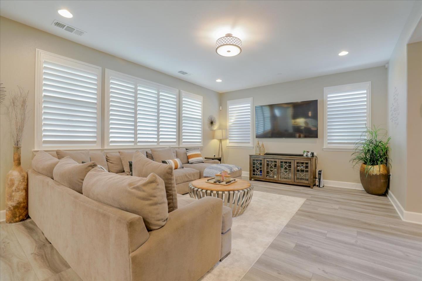 Detail Gallery Image 5 of 14 For 6062 Pipit Way, Gilroy,  CA 95020 - 4 Beds | 2/1 Baths