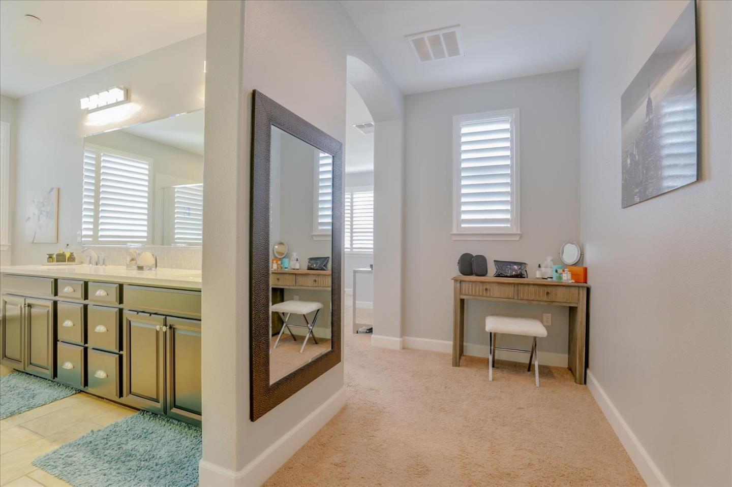 Detail Gallery Image 8 of 14 For 6062 Pipit Way, Gilroy,  CA 95020 - 4 Beds | 2/1 Baths